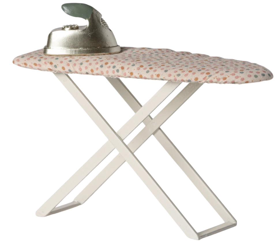 Iron and ironing board, Mouse