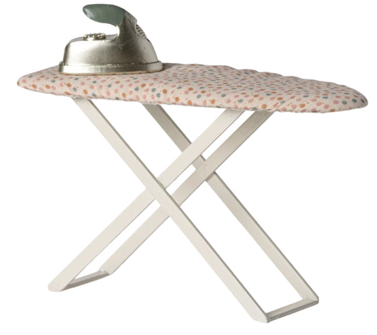 Iron and ironing board, Mouse