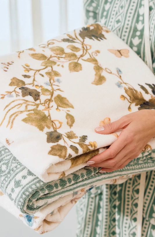Leah O'Connell x Weezie Floral Scallop Bath Towel - Magnolia