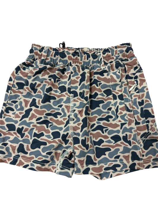 Camouflage-patterned athletic shorts 